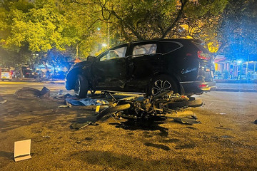 Ô tô kéo lê xe máy rồi đâm vào ô tô khác ở Hà Nội, 2 người đi cấp cứu