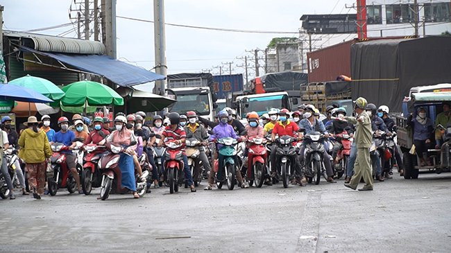 Giao thông hỗn loạn, kẹt xe hơn 2 km bên ngoài vụ cháy tại Bình Dương