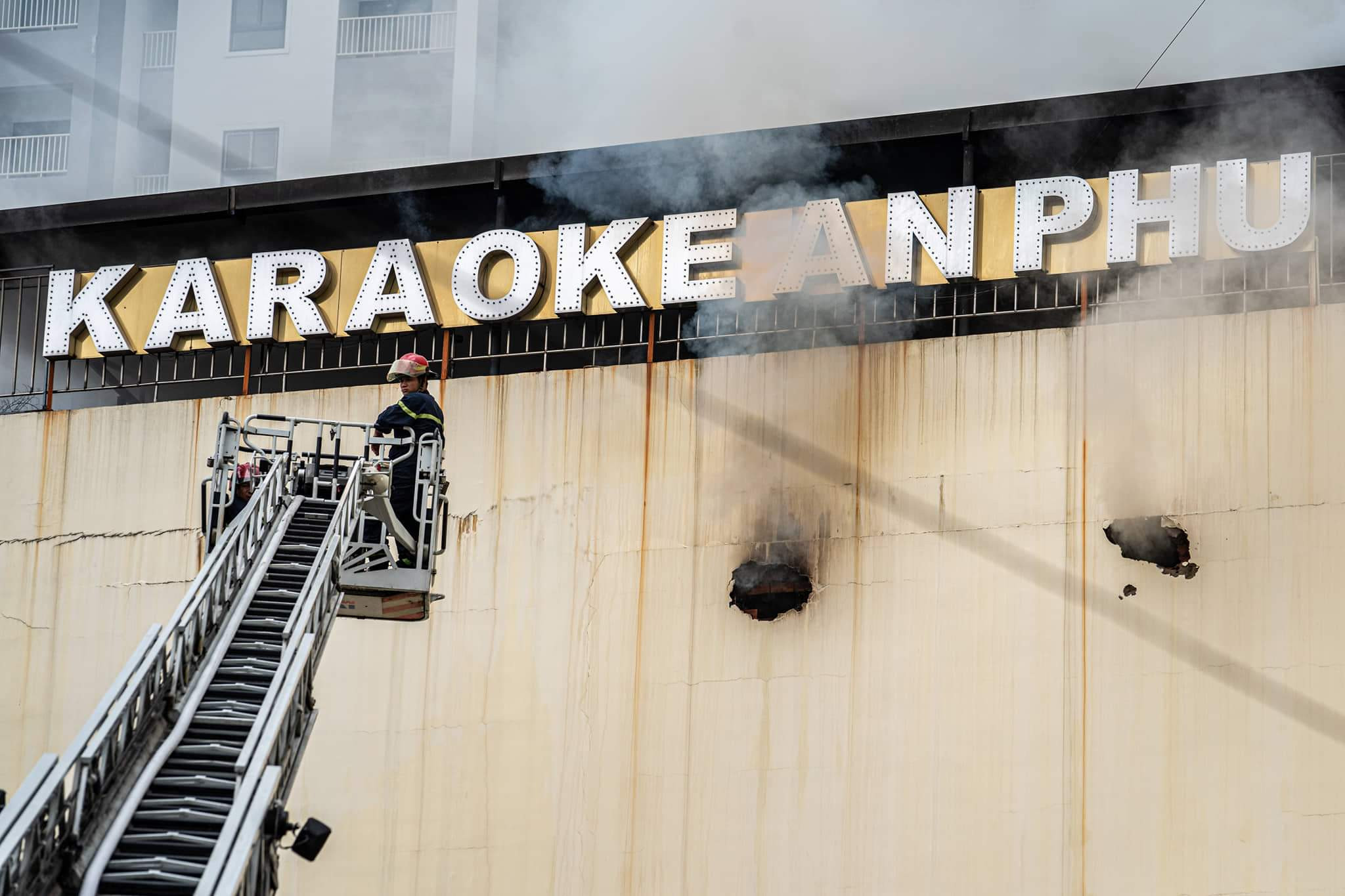Toàn cảnh vụ cháy quán karaoke làm 33 người tử vong ở Bình Dương