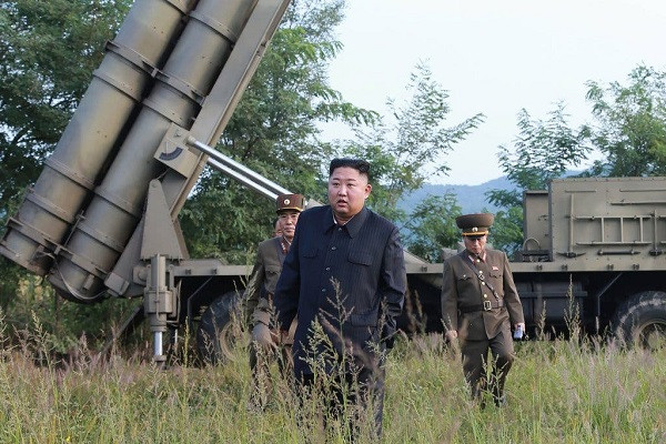 Đọ sức mạnh tổ hợp tên lửa KN-25 Triều Tiên với hệ thống HIMARS của Mỹ