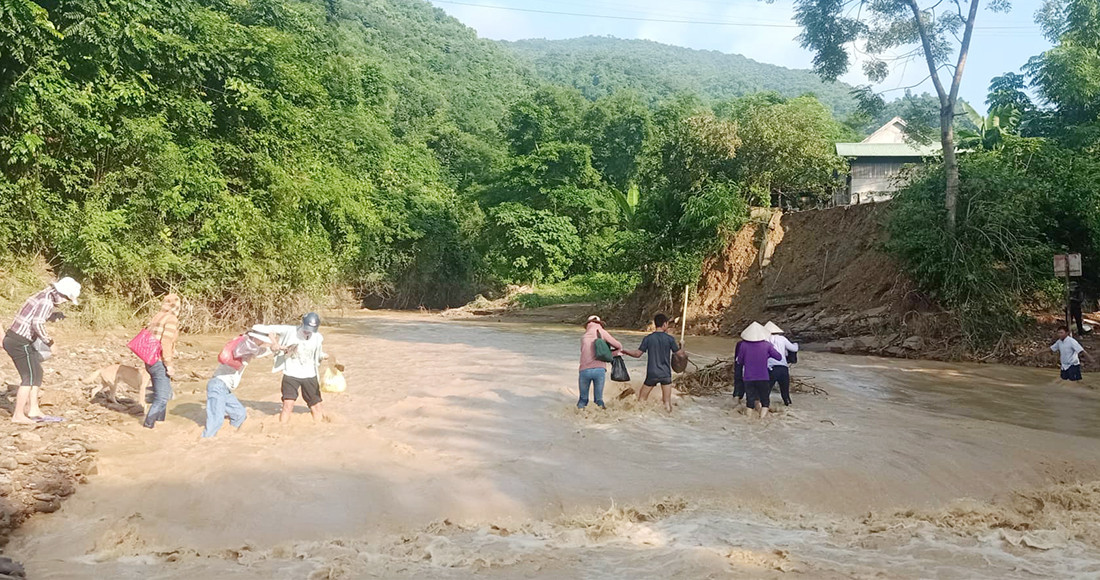 Sau lũ quét kinh hoàng, 5 trường học ngập bùn chưa thể khai giảng