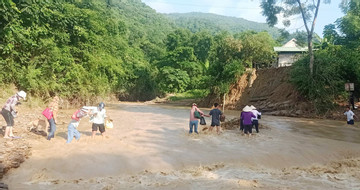 Sau lũ quét kinh hoàng, 5 trường học ngập bùn chưa thể khai giảng