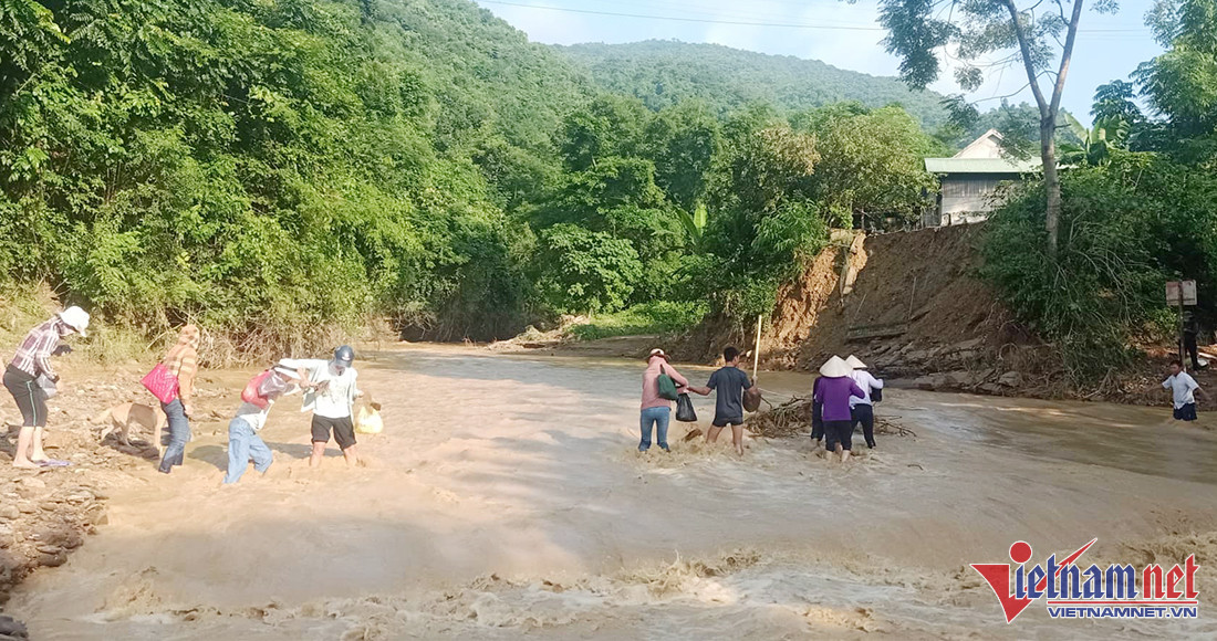 Sau lũ quét kinh hoàng, 5 trường học ngập bùn chưa thể khai giảng