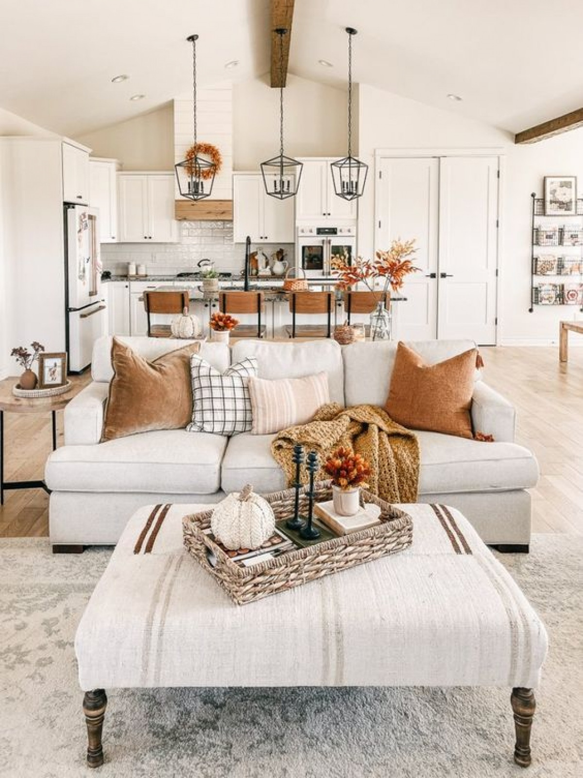 nhung y tuong trang tri phong khach tuyet dep vao mua thu hinh anh 1