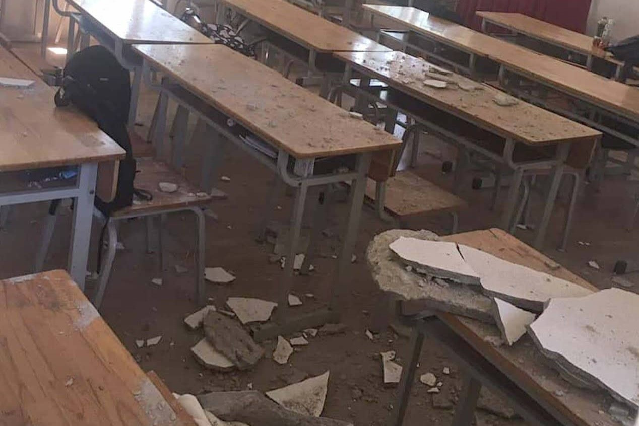 Lở trần phòng học ở Hà Nội, 2 học sinh bị thương