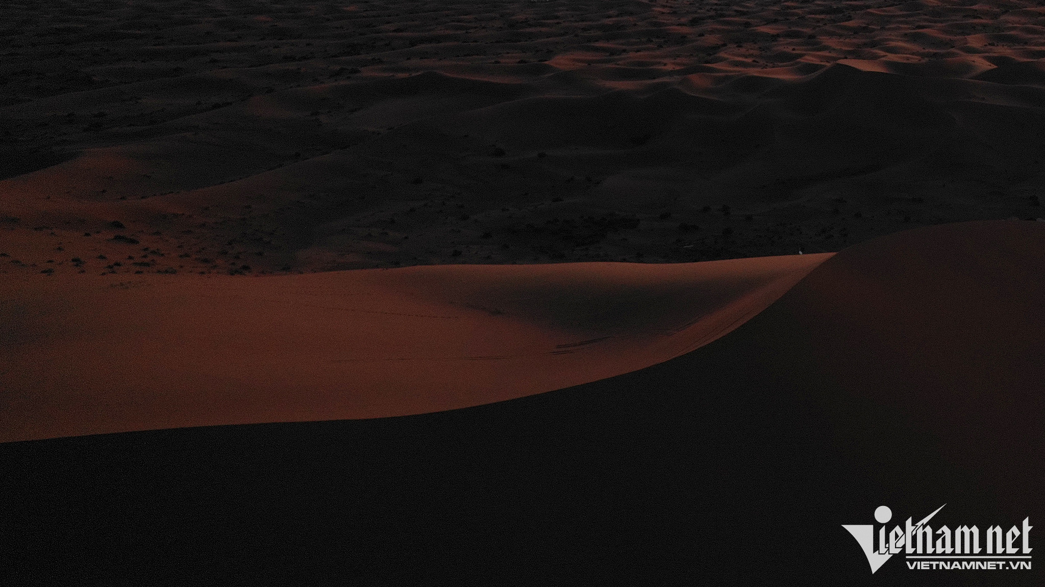 Ngủ qua đêm chờ đón bình minh trên sa mạc Sahara