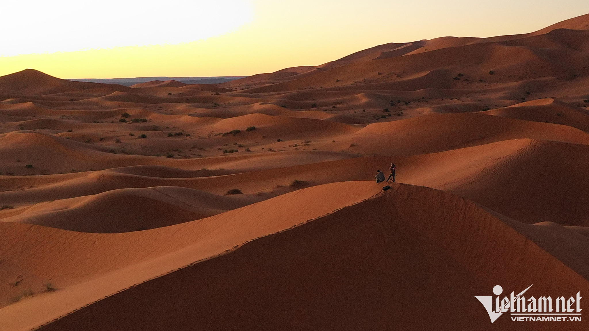 Ngủ qua đêm chờ đón bình minh trên sa mạc Sahara