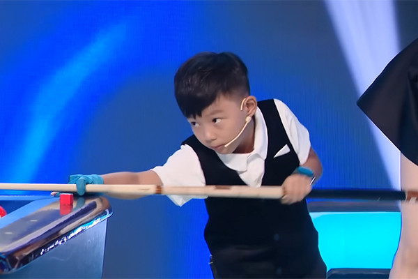 Trấn Thành, Gil Lê thán phục khả năng chơi bida của cơ thủ 9 tuổi