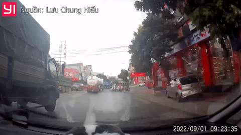 Thanh niên đi xe máy gan lì chặn đầu ô tô rẽ phải và cái kết khiến người xem hả hê