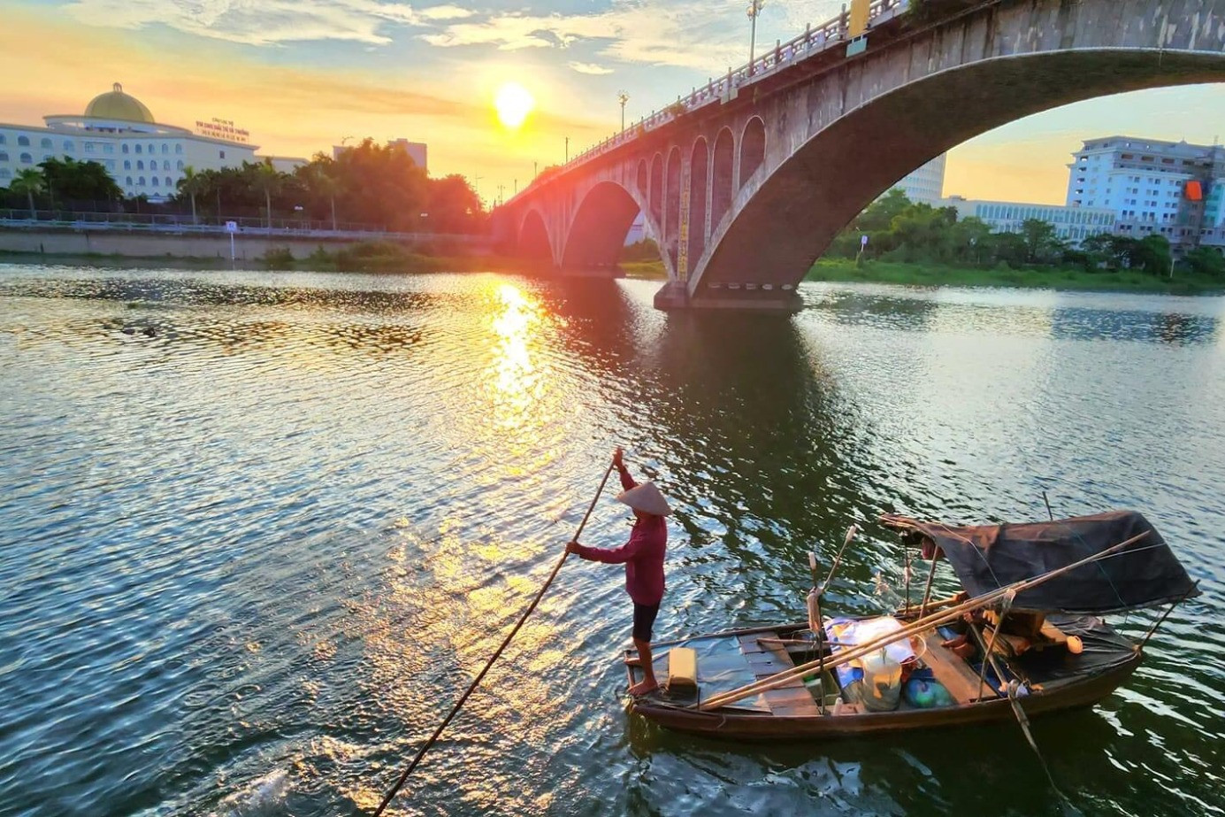 Xuyên cao tốc Vân Đồn - Móng Cái đẹp mê li, khám phá thành phố 'ven biên, ven biển'