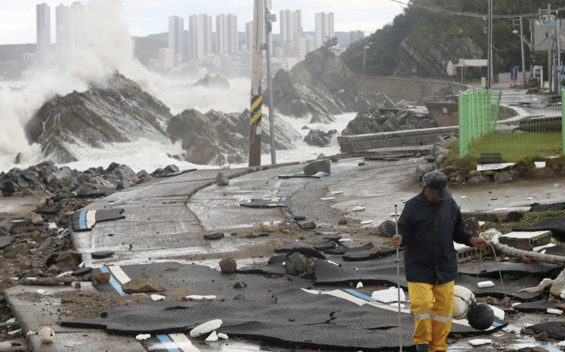 Bão lớn vùi dập Hàn Quốc, 7 người chết đuối trong hầm để xe