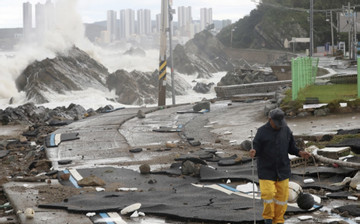 Bão lớn vùi dập Hàn Quốc, 7 người chết đuối trong hầm để xe