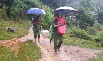 Công an đội mưa đến từng bản gọi loa thuyết phục dân rời vùng sạt lở