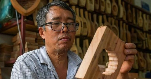 Hanoi family keeps the craft of making mooncake moulds alive