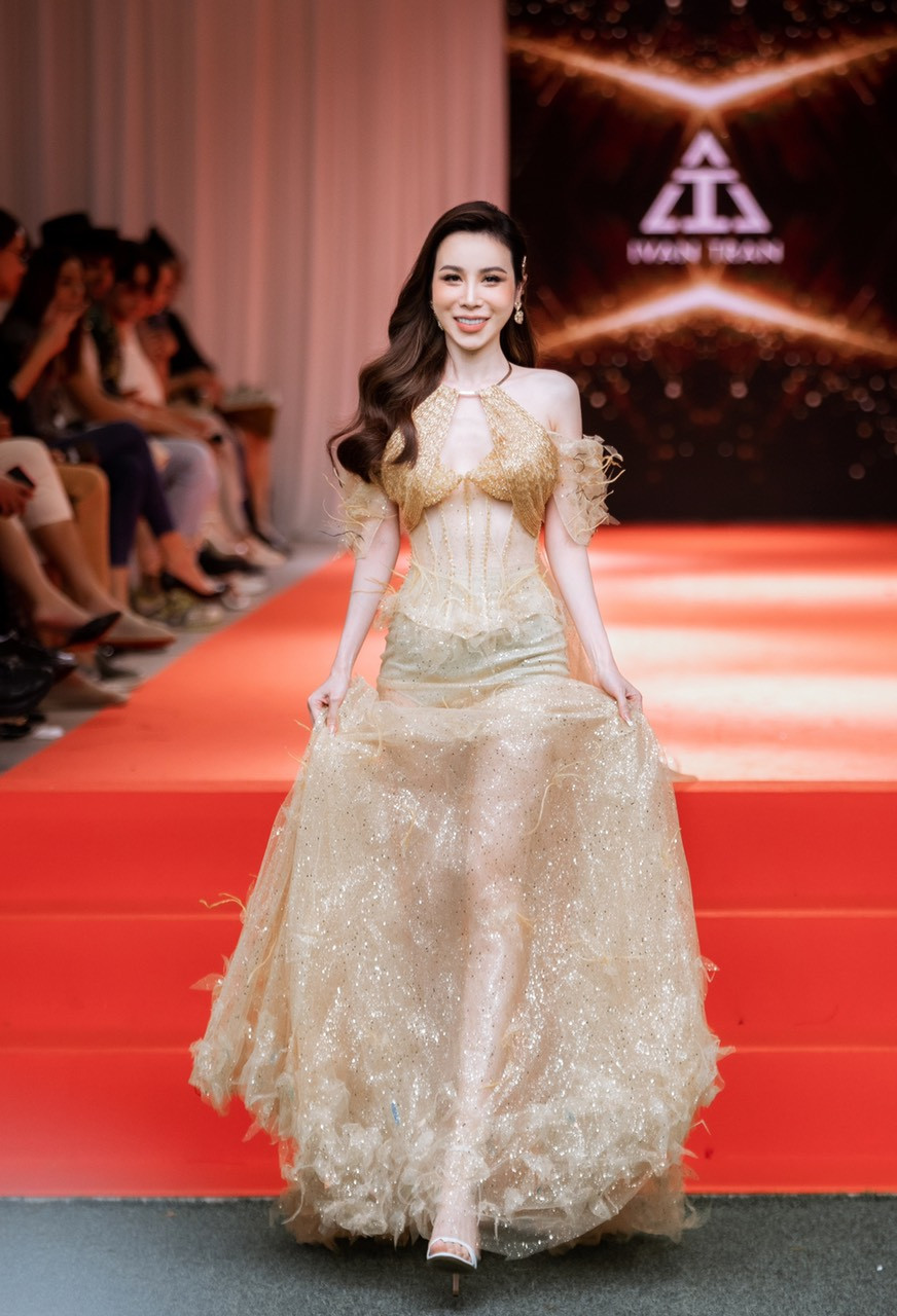 Hoàng Dung trình diễn tại London Fashion Week 2023 với vai trò đặc biệt