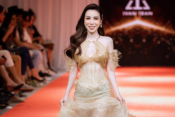 Hoàng Dung trình diễn London Fashion Week 2023 với vai trò đặc biệt