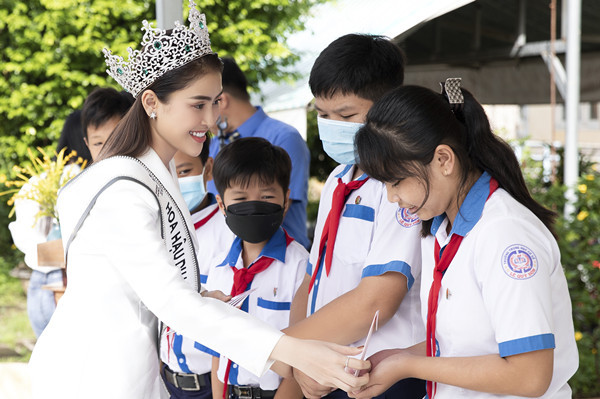 Hoa hậu Lý Kim Thảo về trường xưa trao học bổng cho học sinh nghèo