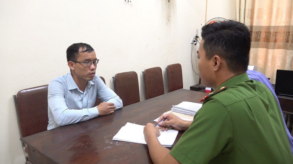 Khởi tố tài xế ô tô đối đầu xe ngược chiều, nhờ người khác nhận tội thay