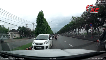 Ô tô đi ngược chiều, tài xế vẫn ngang ngược đòi nhường đường