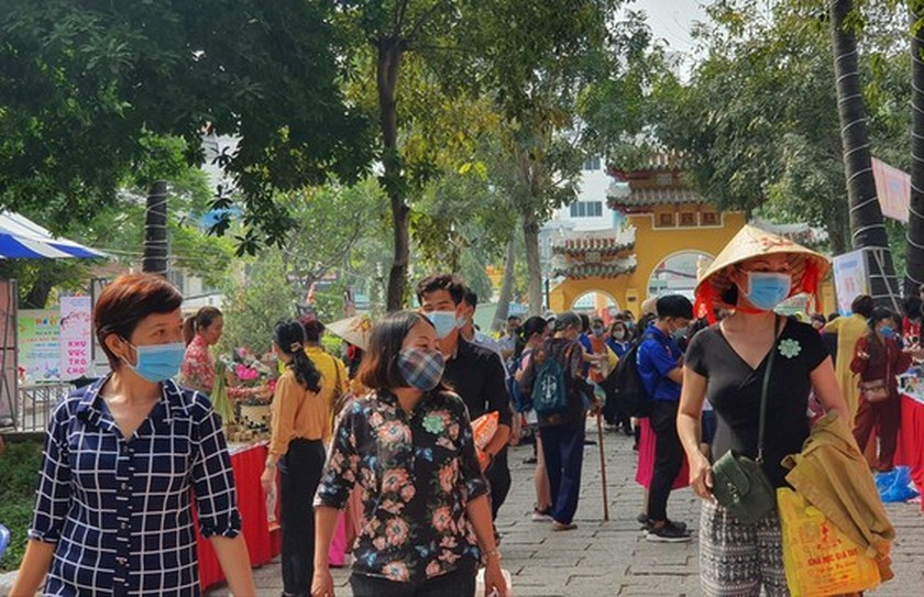 Face mask in public places now a must: Ministry ảnh 1