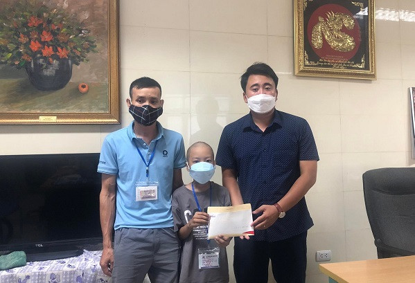 Trao hơn 37 triệu đồng đến gia đình có 2 con mắc bệnh ung thư