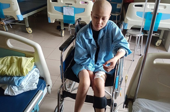 Đang chăm con gái ung thư xương, mẹ nghèo nhận tin con trai bị tai nạn giao thông nặng