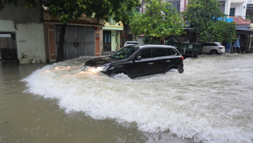 Mưa lớn, nhiều tuyến đường ở Thanh Hóa ngập sâu cả mét