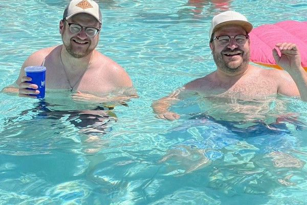 Người đàn ông bất ngờ gặp người giống hệt mình ở bể bơi