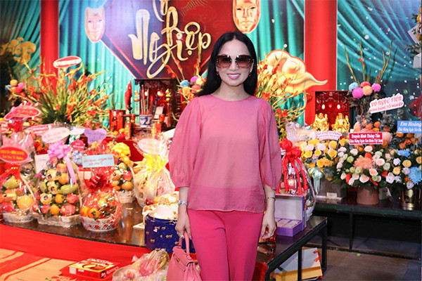 'Ca sĩ tỷ phú' Hà Phương về Việt Nam cúng Tổ nghề sân khấu