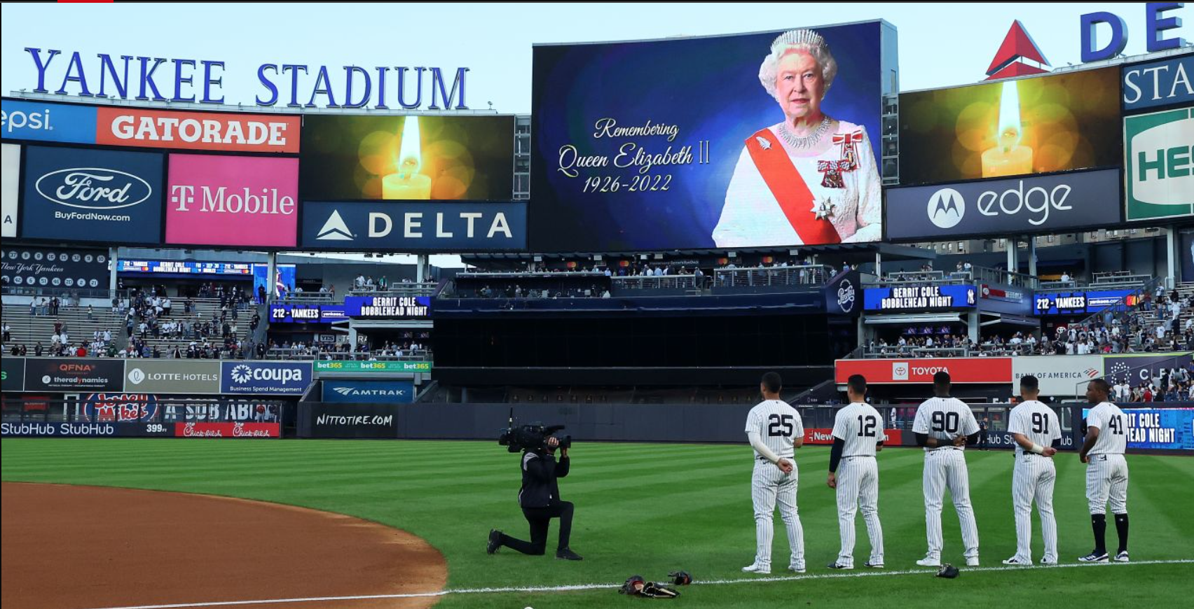 Các thành viên của câu lạc bộ bóng chày Mỹ dành một phút để tưởng niệm Nữ hoàng Elizabeth II, trước trận đấu tại Sân vận động Yankee, New York.