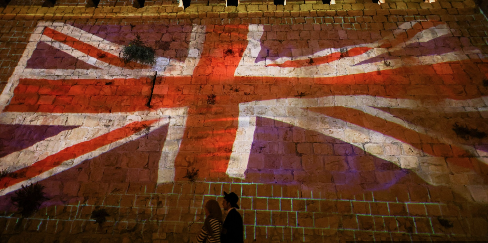 Cờ Anh được chiếu lên bức tường ở thành phố Jerusalem.