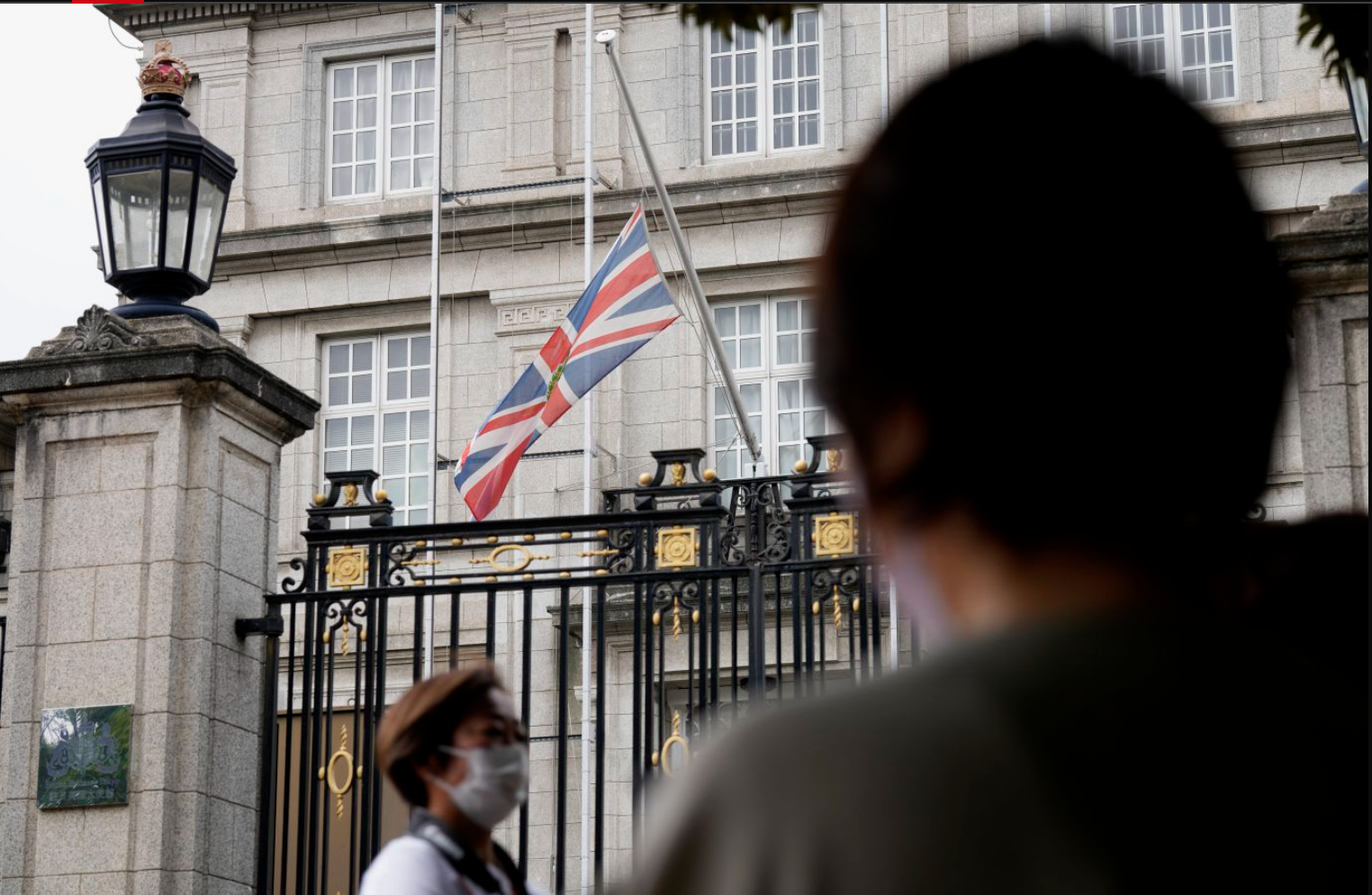 Cờ Anh được treo bên ngoài Đại sứ quán Anh ở Tokyo.