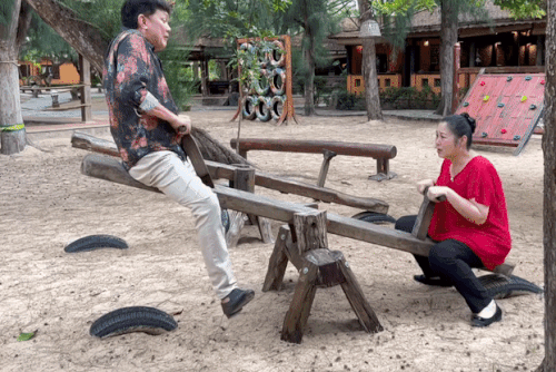 NSƯT Hữu Châu và NSND Hồng Vân hồn nhiên chơi bập bênh