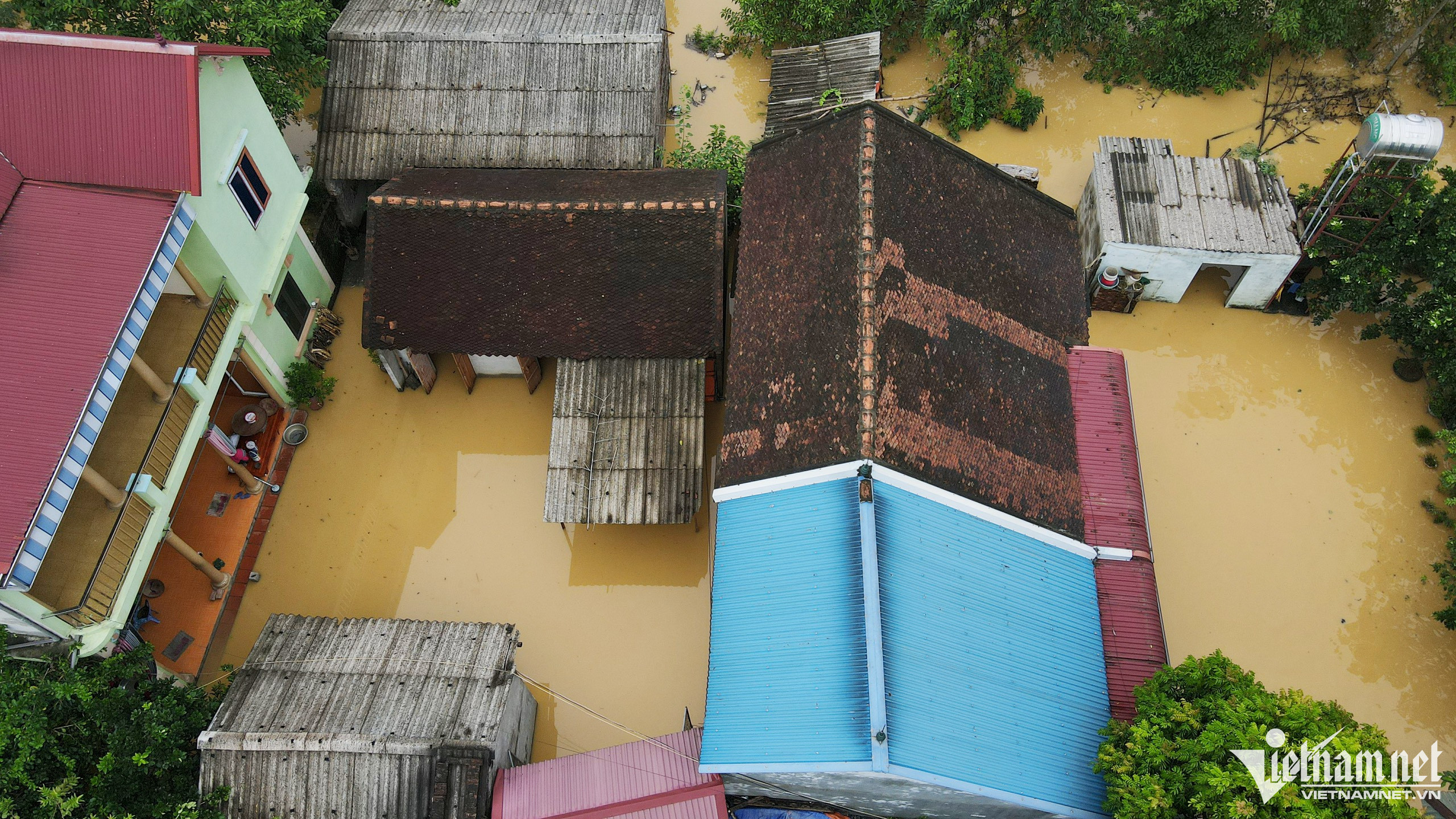 Dân ngoại thành Hà Nội chỉ còn cách nhìn của cải chìm trong làn nước lũ