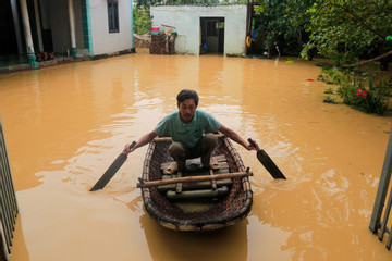 Dân ngoại thành Hà Nội chỉ còn cách nhìn của cải chìm trong làn nước lũ