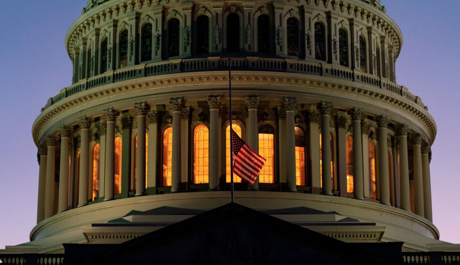 Mỹ treo cờ rủ tại Tòa nhà Quốc hội ở thủ đô Washington.