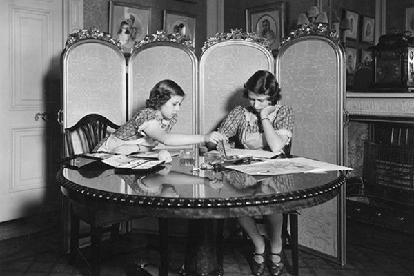 Nữ hoàng Elizabeth II - thành viên hoàng gia cuối cùng được giáo dục tại nhà