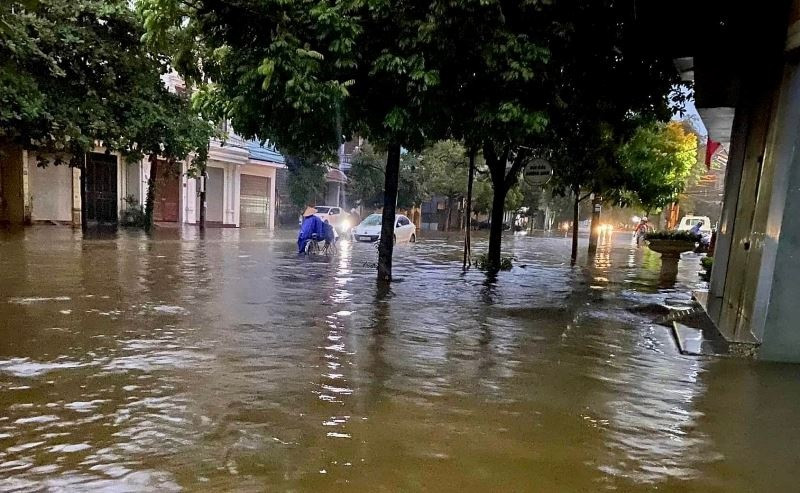 Nước ngập lút ô tô, xe máy trên đường phố Nam Định - 3