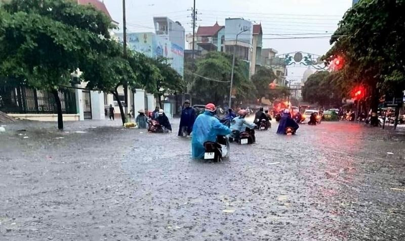 Nước ngập lút ô tô, xe máy trên đường phố Nam Định - 4