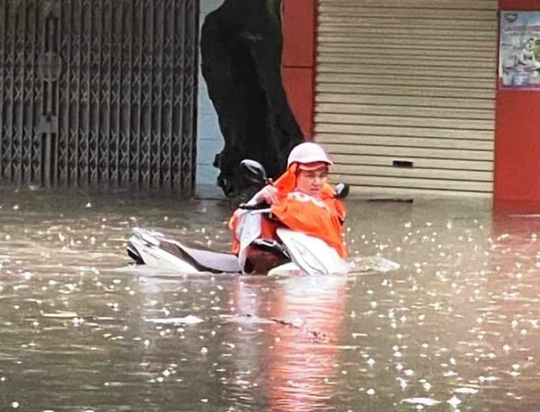 Nước ngập lút ô tô, xe máy trên đường phố Nam Định - 2