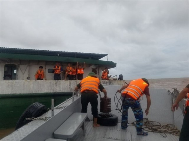 Tàu chở 1 nghìn tấn dầu sắp chìm trên vùng biển ở Thái Bình