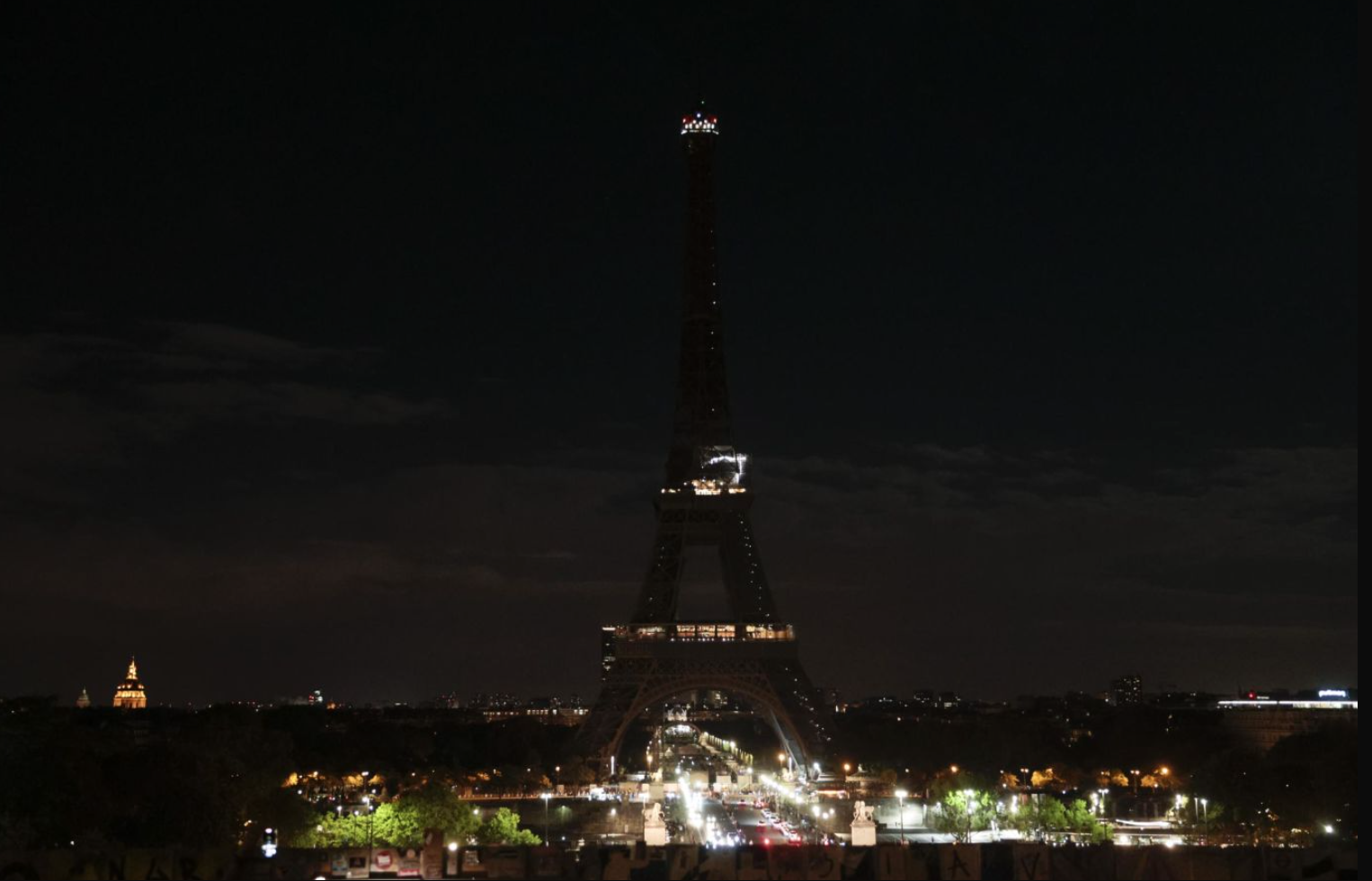 Đèn của Tháp Eiffel ở Paris được tắt để chia buồn với Hoàng gia Anh.