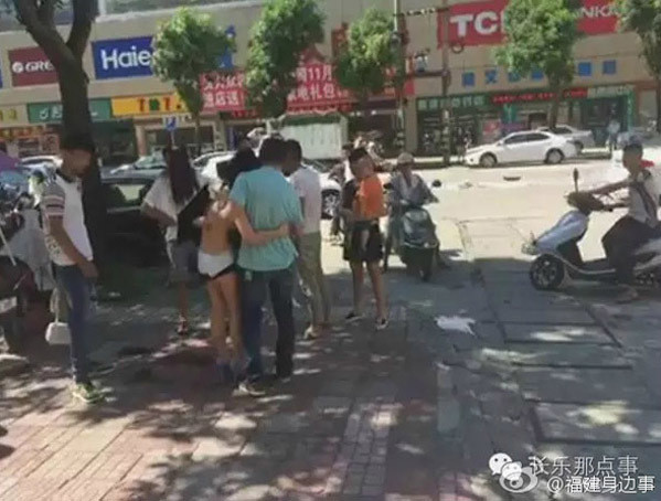 Cô gái 20 tuổi bị vợ đánh ghen giữa phố, chồng lao ra 