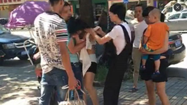 Cô gái 20 tuổi bị vợ đánh ghen giữa phố, chồng lao ra 