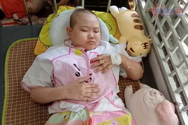 Đau lòng nhìn con gái duy nhất quằn quại chống chọi với ung thư di căn