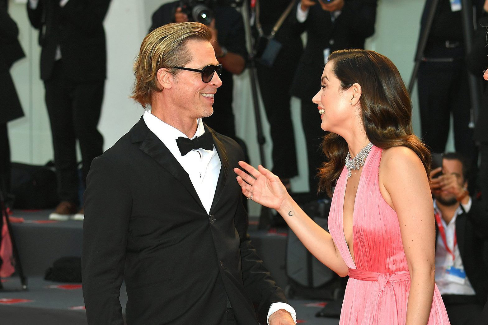 Brad Pitt cười đùa với Bondgirl kém 25 tuổi trên thảm đỏ Venice