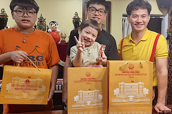 Xuân Bắc hiếm hoi đăng ảnh bên 3 con trai, Hồng Diễm dạo phố Sài Gòn