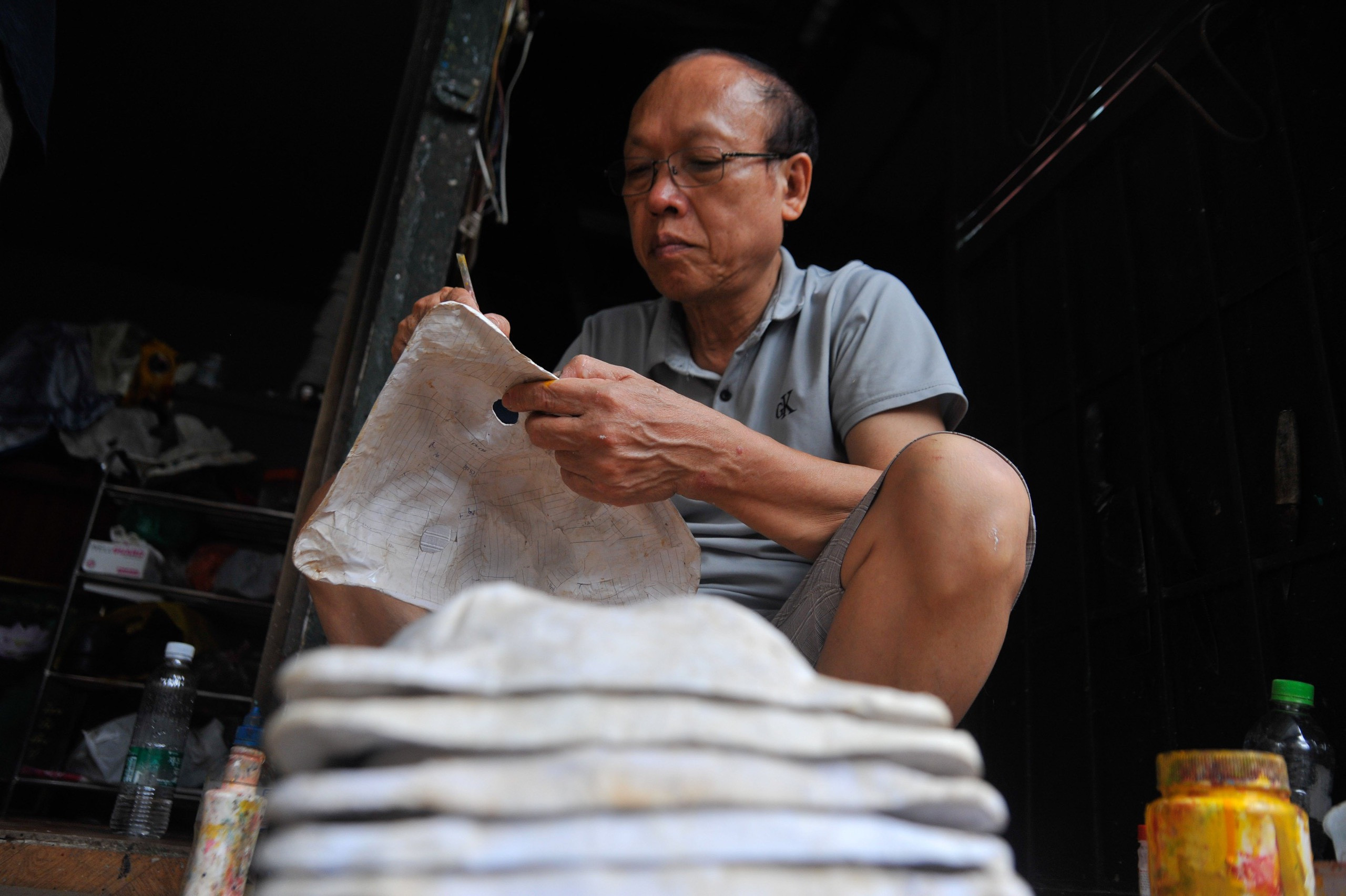 Nghệ nhân cuối cùng làm mặt nạ giấy bồi ở Hà Nội