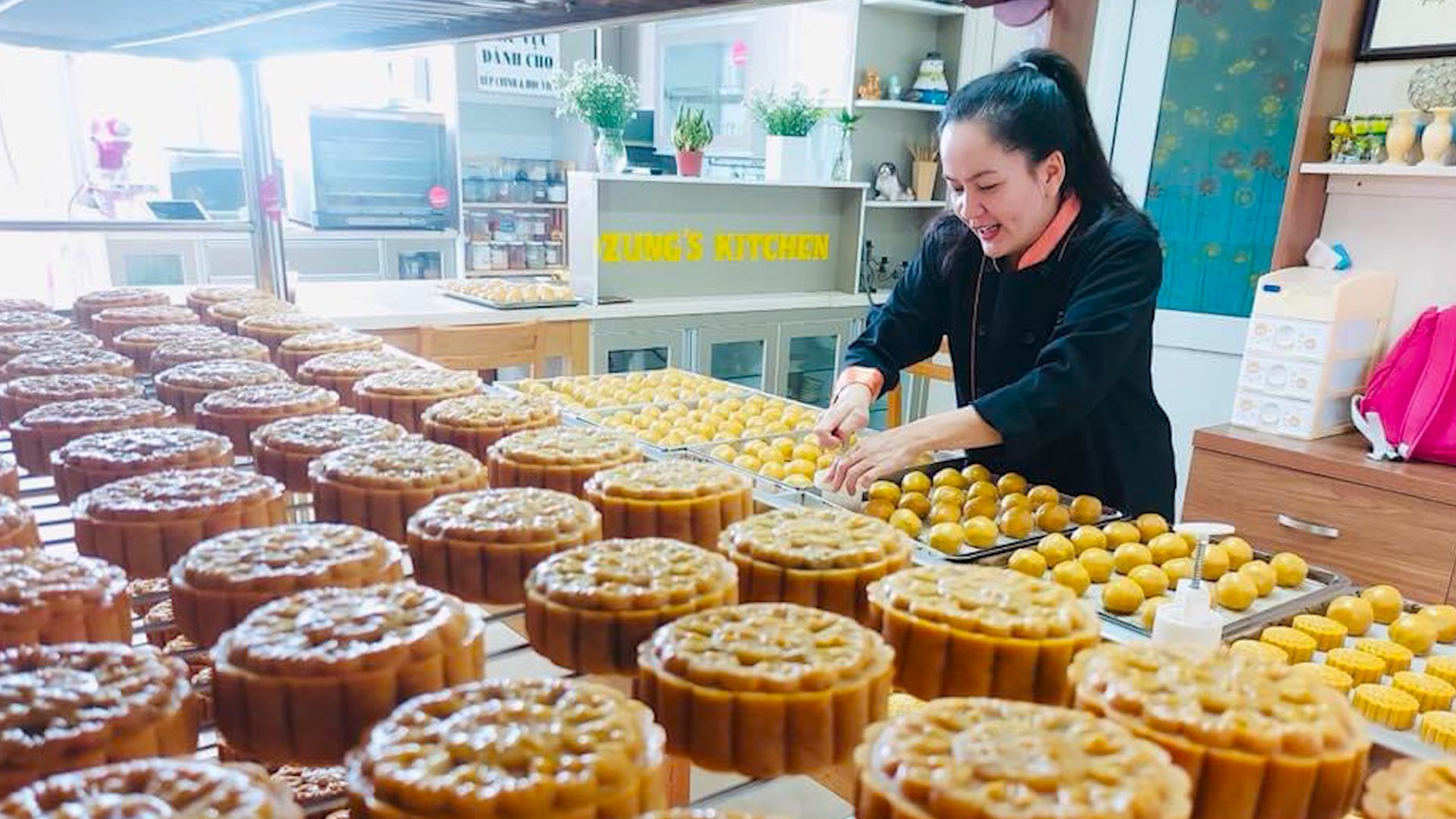 Tự tay làm cả ngàn bánh trung thu tặng trẻ em nghèo mùa Tết đoàn viên