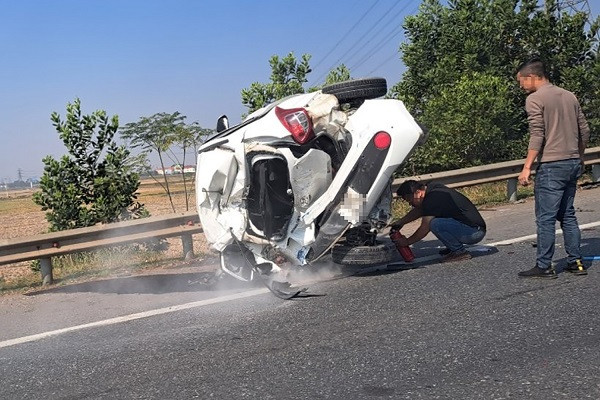 Va chạm trên cao tốc Hà Nội - Thái Nguyên, ô tô lật nghiêng biến dạng